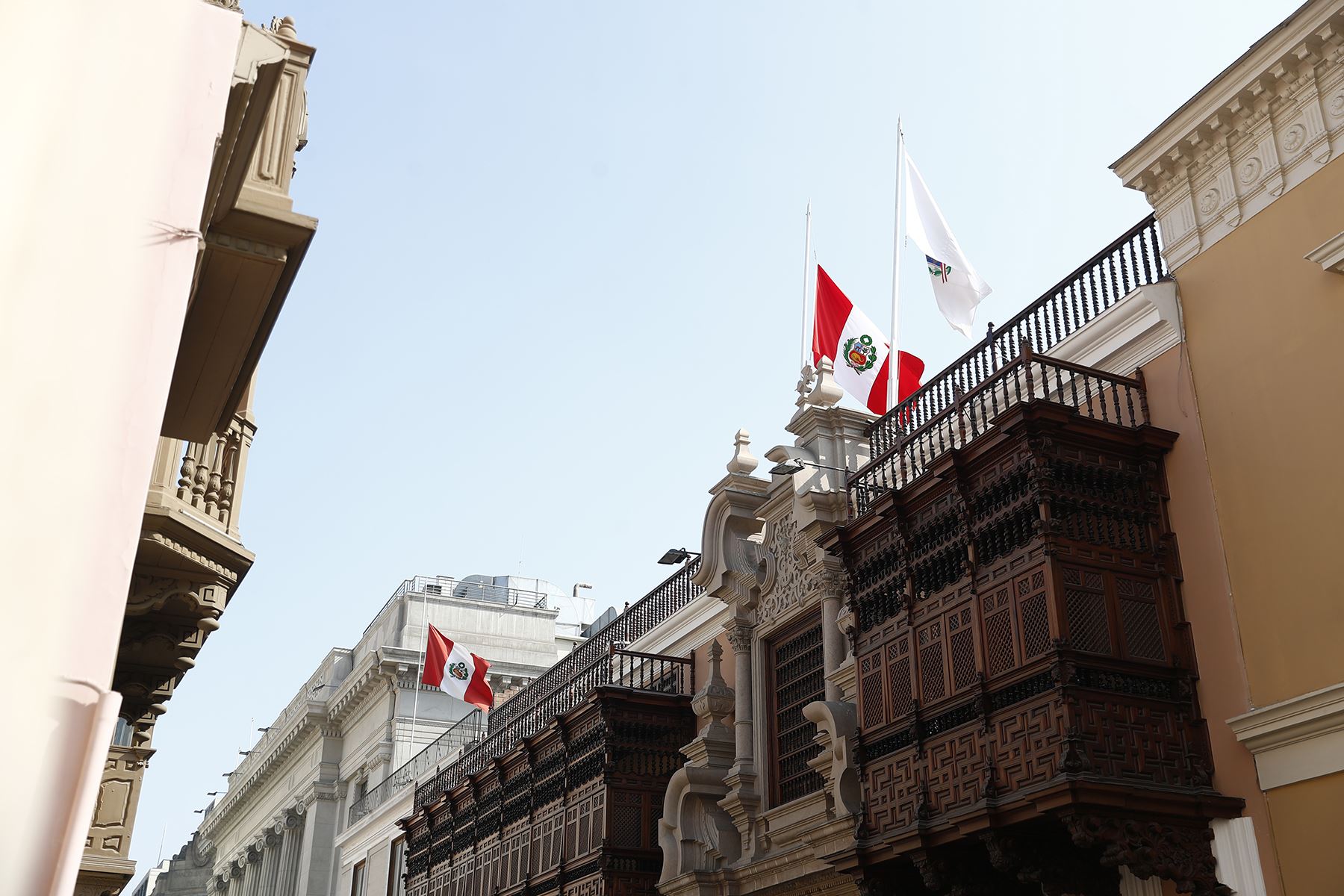 La sede central del Ministerio de Relaciones Exteriores, en el Cercado de Lima, luce con bandera peruana a media asta en señal de duelo nacional por el reciente fallecimiento del papa Francisco el pasado lunes 21 de abril de 2025. Foto: ANDINA/Daniel Bracamonte