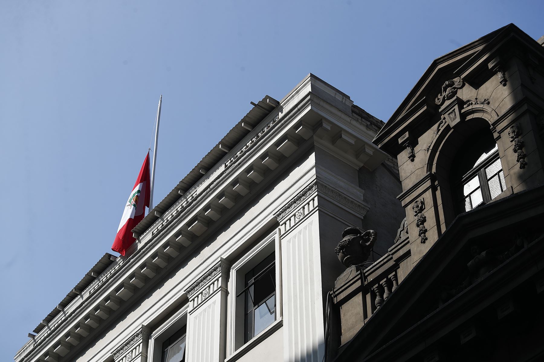 Diversas instituciones públicas ubicadas en el Cercado de Lima izaron sus banderas a media asta en señal de duelo nacional por el reciente fallecimiento del papa Francisco el pasado lunes 21 de abril de 2025. Foto: ANDINA/Daniel Bracamonte