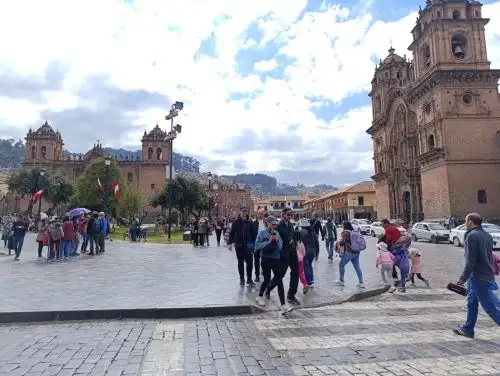 Cusco destaca por su impresionante belleza monumental que invita al turista a recorrerla a pie para descubrir sus atractivos. ANDINA/Percy Hurtado