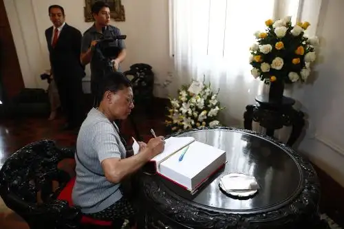 Desde la Nunciatura Apostólica del Perú, en Jesús María, se puso a disposición del público el libro de condolencias por el fallecimiento del papa Francisco, quien es velado en el Vaticano. Hoy acudieron embajadores de países latinoamericanos, el presidente del Congreso y el titular del Jurado Nacional de Elecciones, entre otras personalidades, a la firma del libro. Fotos: ANDINA/Daniel Bracamonte