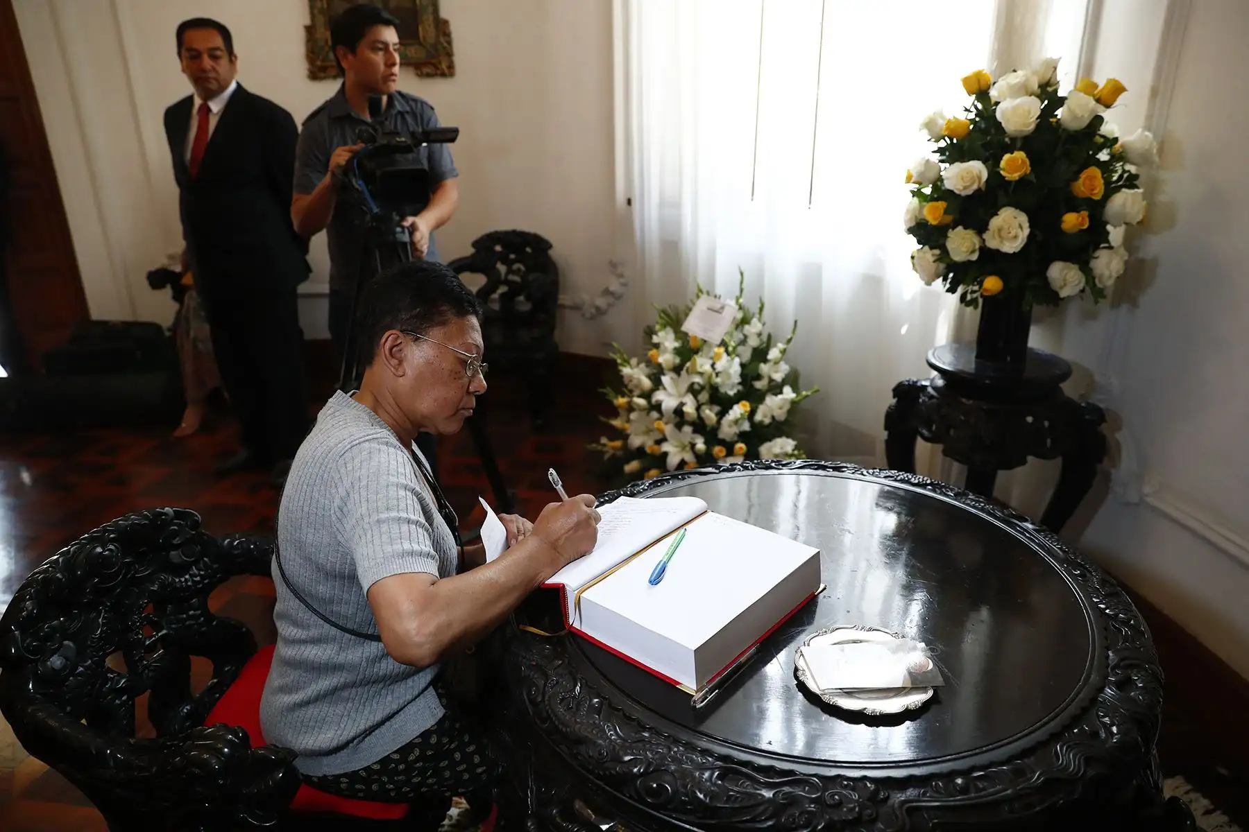 Desde la Nunciatura Apostólica del Perú, en Jesús María, se puso a disposición del público el libro de condolencias por el fallecimiento del papa Francisco, quien es velado en el Vaticano. Hoy acudieron embajadores de países latinoamericanos, el presidente del Congreso y el titular del Jurado Nacional de Elecciones, entre otras personalidades, a la firma del libro. Fotos: ANDINA/Daniel Bracamonte