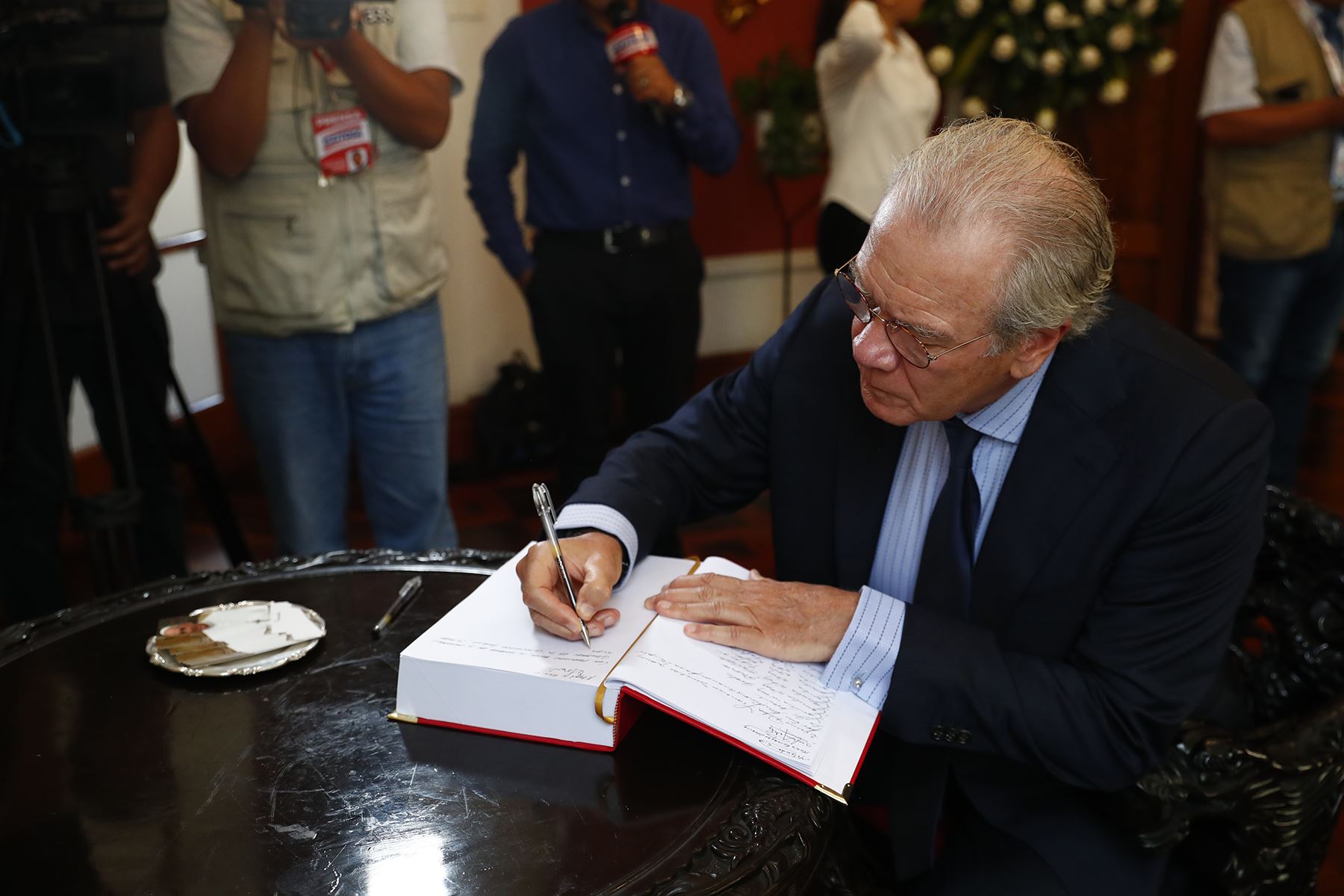 Desde la Nunciatura Apostólica del Perú, en Jesús María, se puso a disposición del público el cuaderno de condolencias por el fallecimiento del papa Francisco, quien es velado en el Vaticano. Acudieron también a la firma del libro, embajadores de países latinoamericanos, entre otras personalidades. Foto: ANDINA/Daniel Bracamonte