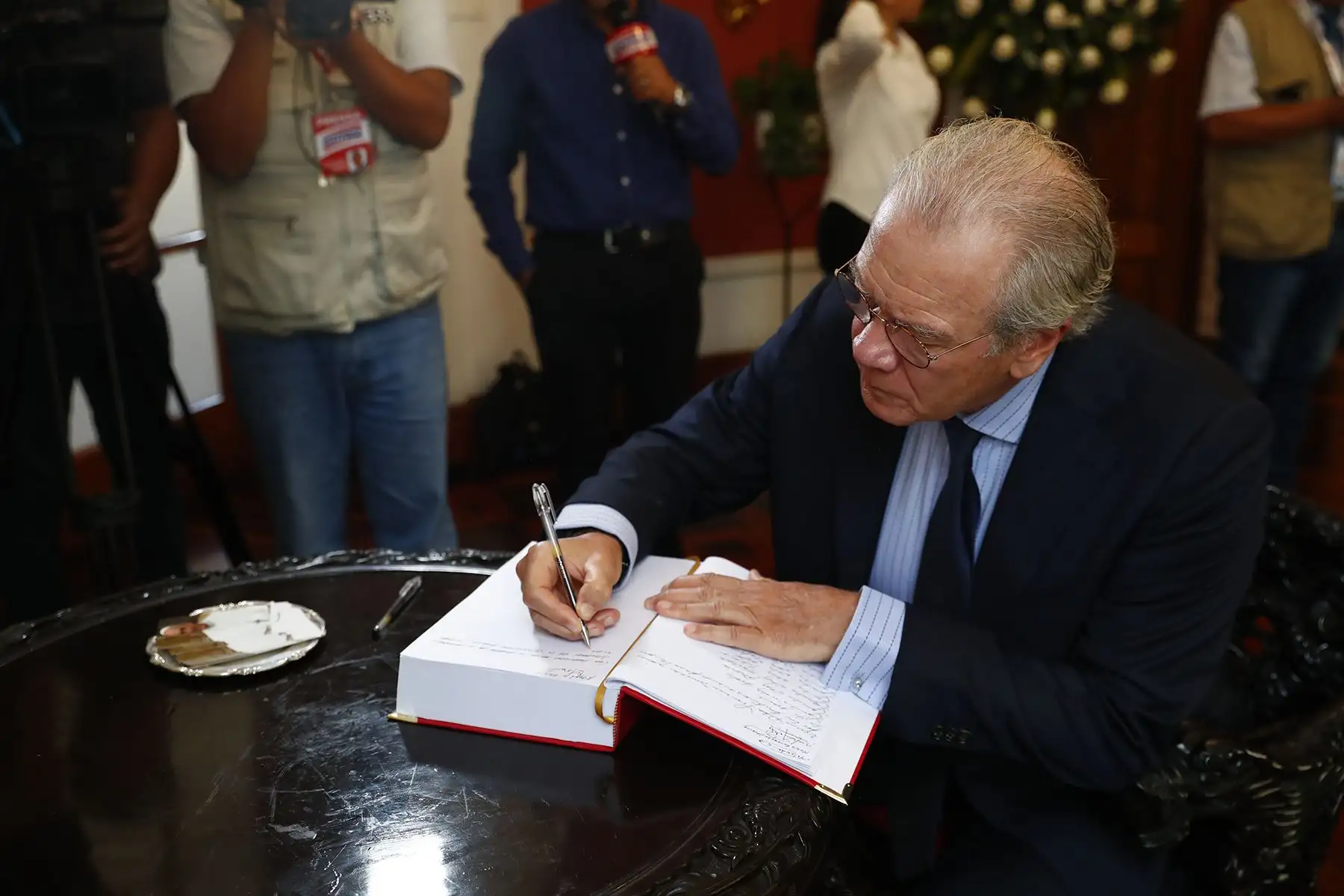 Desde la Nunciatura Apostólica del Perú, en Jesús María, se puso a disposición del público el cuaderno de condolencias por el fallecimiento del papa Francisco, quien es velado en el Vaticano. Acudieron también a la firma del libro, embajadores de países latinoamericanos, entre otras personalidades. Foto: ANDINA/Daniel Bracamonte
