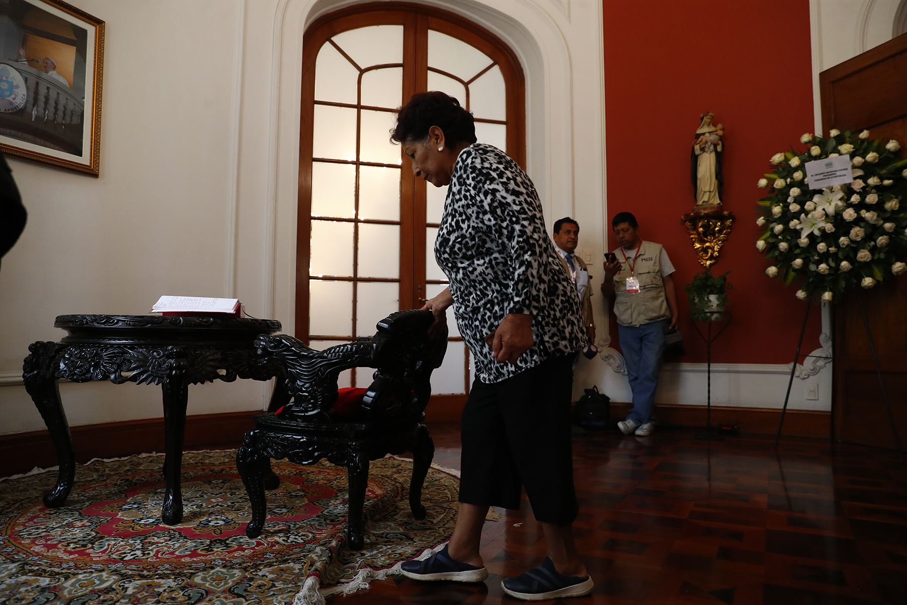 Desde la Nunciatura Apostólica del Perú, en Jesús María, se puso a disposición del público el cuaderno de condolencias por el fallecimiento del papa Francisco, quien es velado en el Vaticano. Foto: ANDINA/Daniel Bracamonte