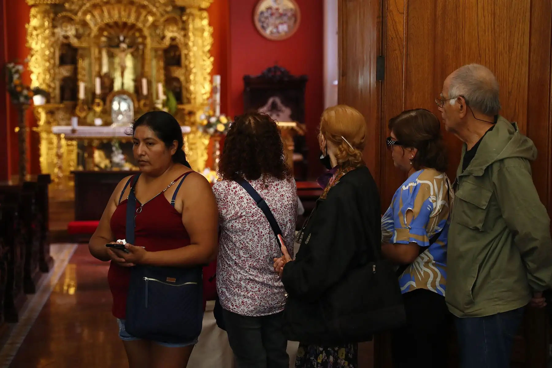 Desde la Nunciatura Apostólica del Perú, en Jesús María, se puso a disposición del público el cuaderno de condolencias por el fallecimiento del papa Francisco, quien es velado en el Vaticano. Foto: ANDINA/Daniel Bracamonte