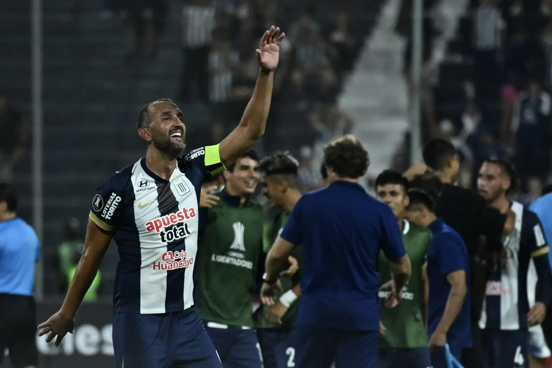 Hernán Barcos de Alianza Lima celebra la victoria este martes, en un partido de la fase de grupos de la Copa Libertadores entre Alianza Lima y Talleres, en el estadio Alejandro Villanueva de Lima. Foto: EFE