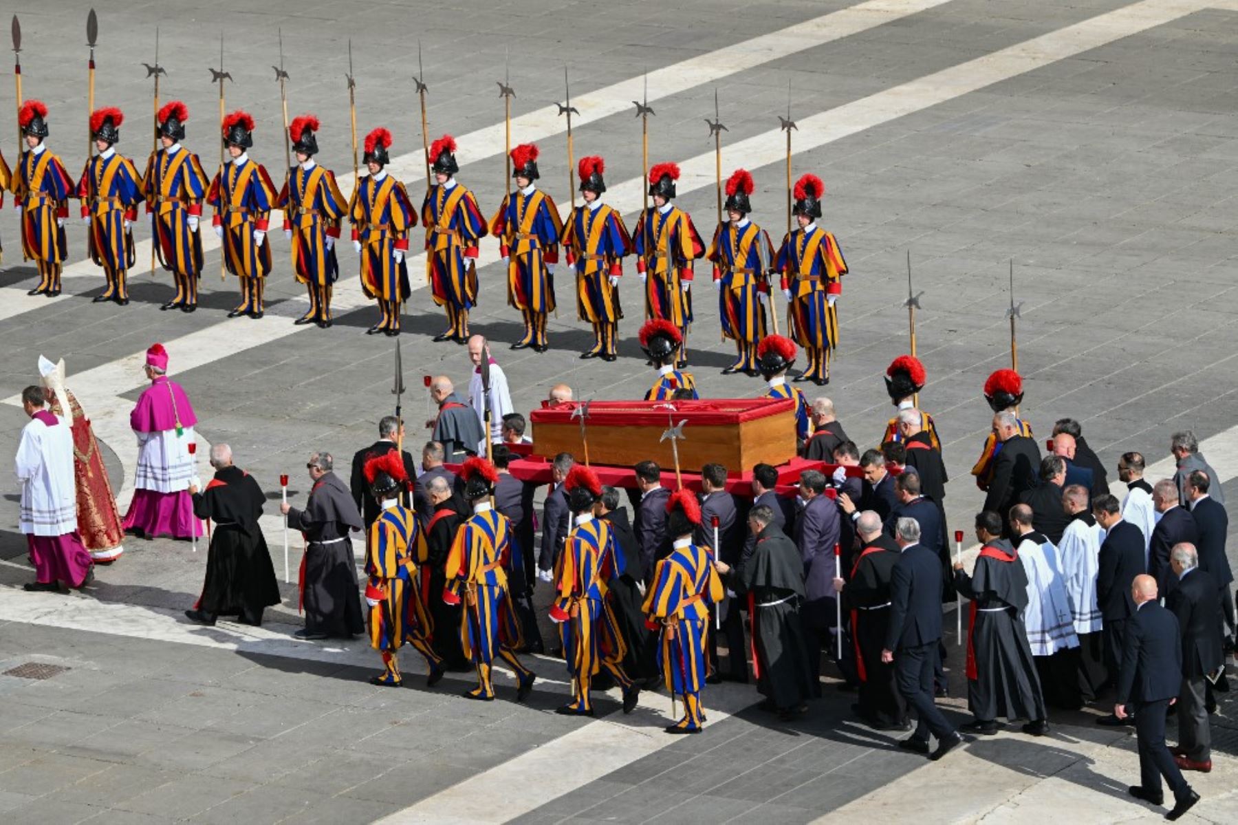Guardias suizos escoltan el féretro del primer papa latinoamericano, fallecido el lunes en la residencia de Santa Marta, en su camino hacia la basílica de San Pedro. Foto: AFP