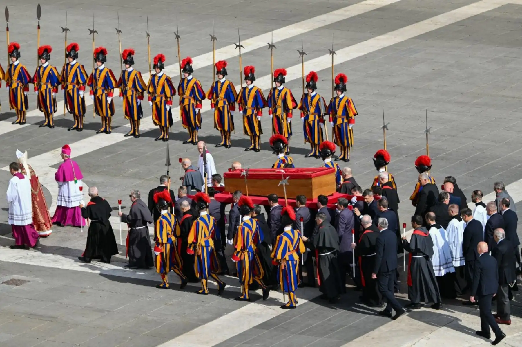 Guardias suizos escoltan el féretro del primer papa latinoamericano, fallecido el lunes en la residencia de Santa Marta, en su camino hacia la basílica de San Pedro. Foto: AFP