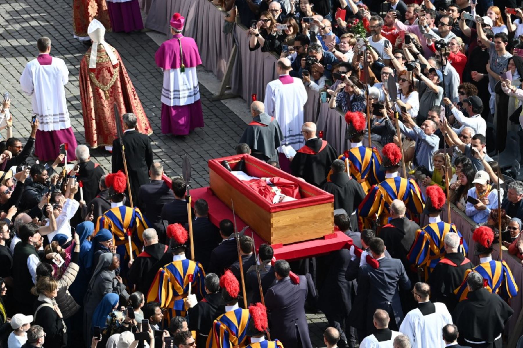 Guardias suizos escoltan el féretro del primer papa latinoamericano, fallecido el lunes en la residencia de Santa Marta, en su camino hacia la basílica de San Pedro. Foto: AFP