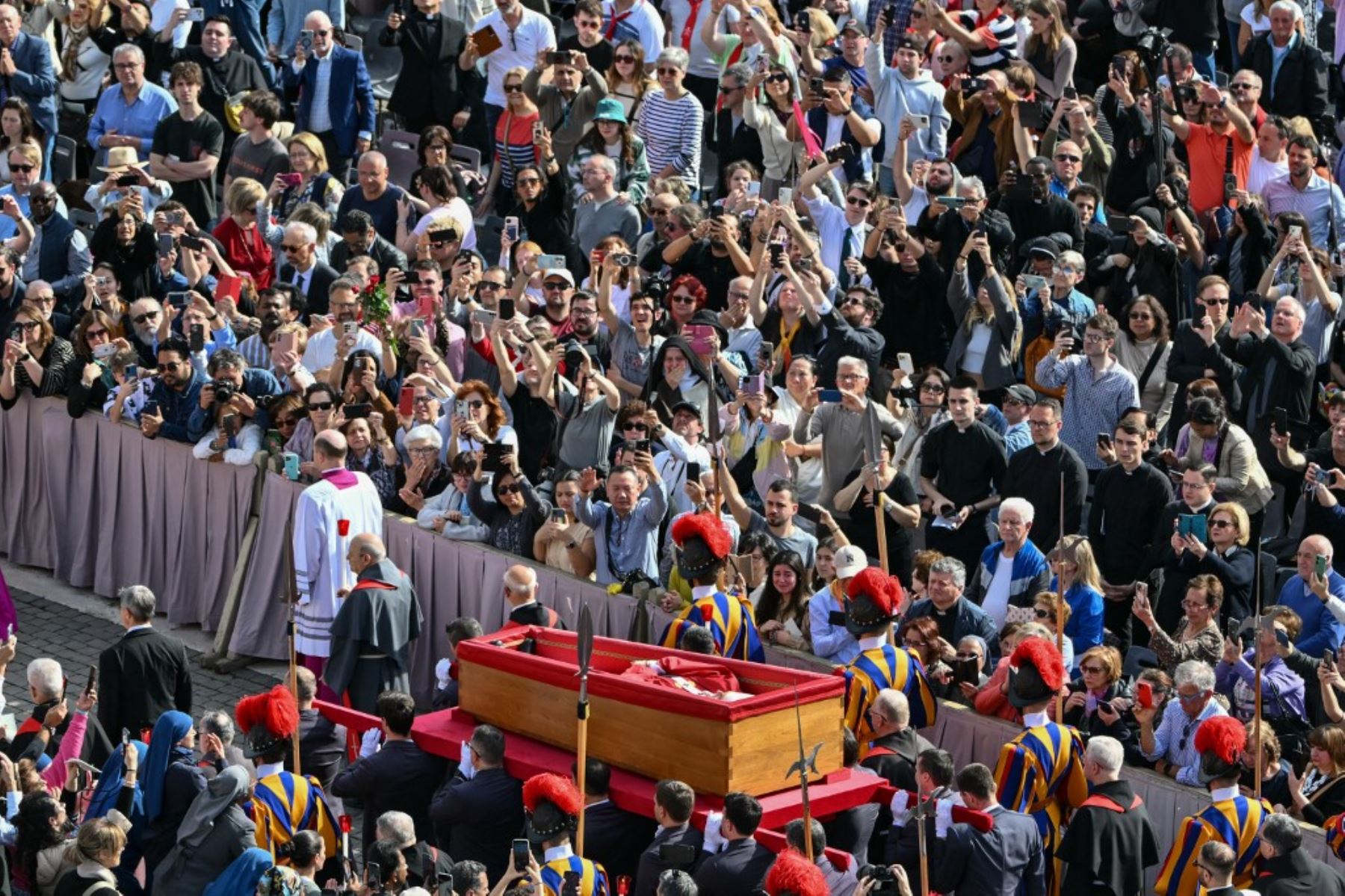 El féretro del papa Francisco es llevado en procesión hacia la basílica de San Pedro, acompañado por cardenales y guardias suizos, mientras suenan las campanas del Vaticano.
Foto: AFP