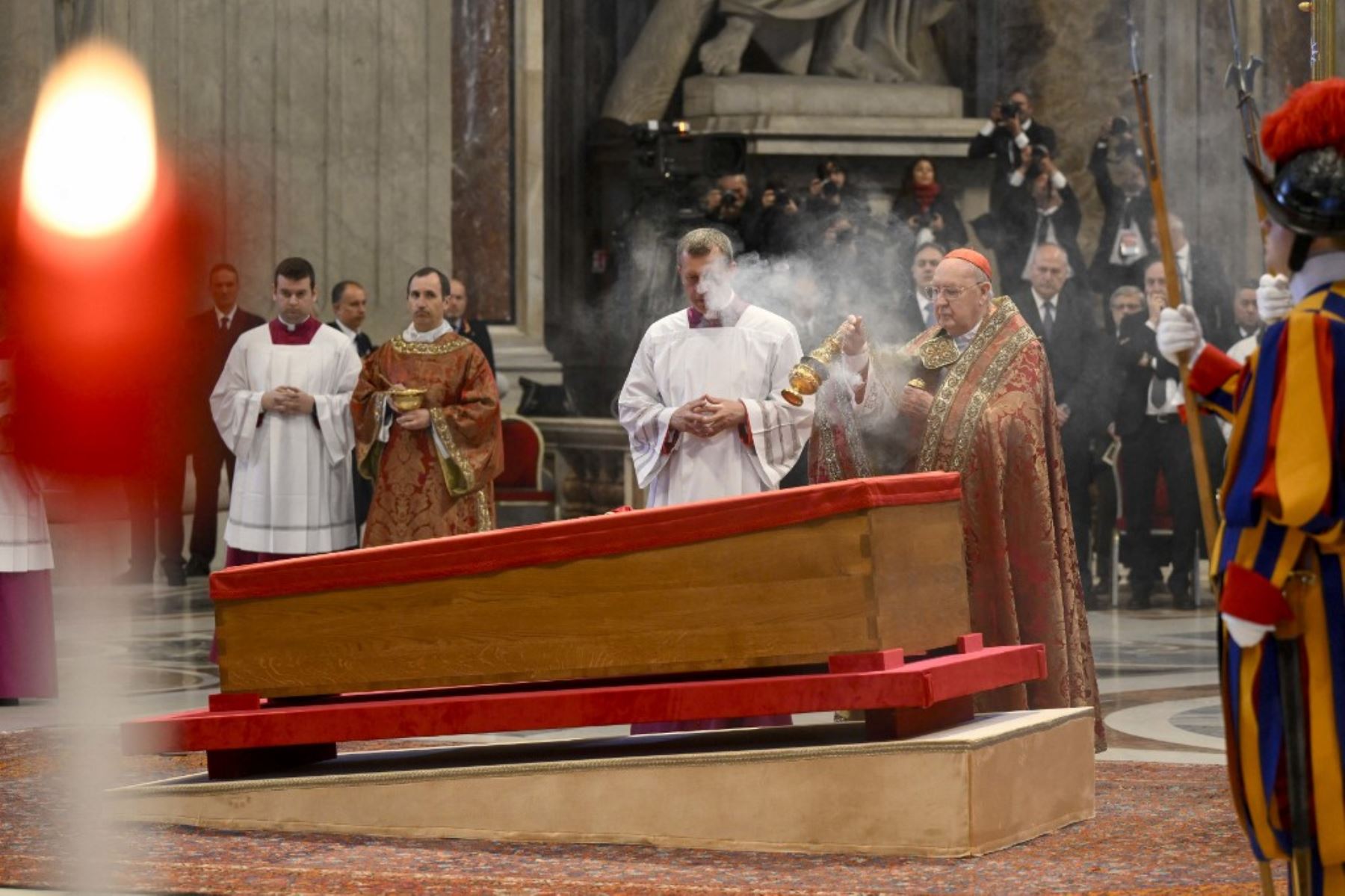La procesión fúnebre del papa Francisco avanza desde la residencia de Santa Marta hasta la basílica de San Pedro, donde los fieles podrán rendirle homenaje hasta el viernes.
Foto: AFP