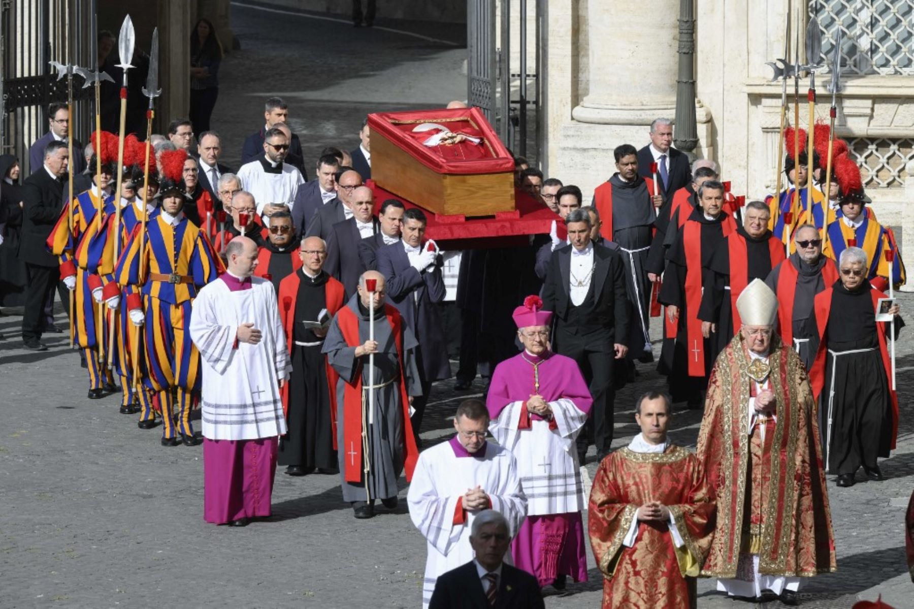 La procesión fúnebre del papa Francisco avanza desde la residencia de Santa Marta hasta la basílica de San Pedro, donde los fieles podrán rendirle homenaje hasta el viernes.
Foto: AFP