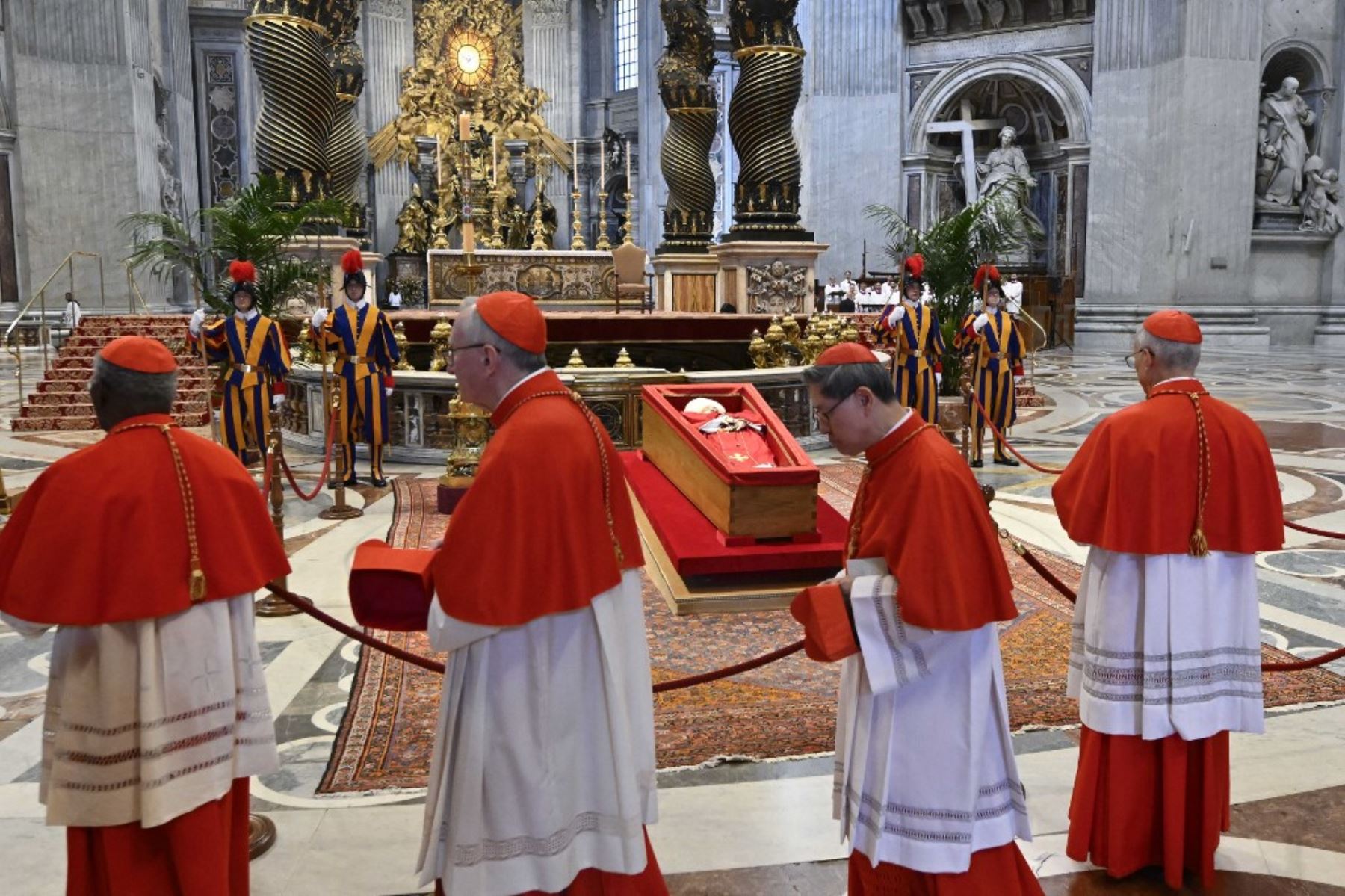 Los restos del papa Francisco, de 88 años, llegan a San Pedro para el último adiós de los fieles. Foto: AFP