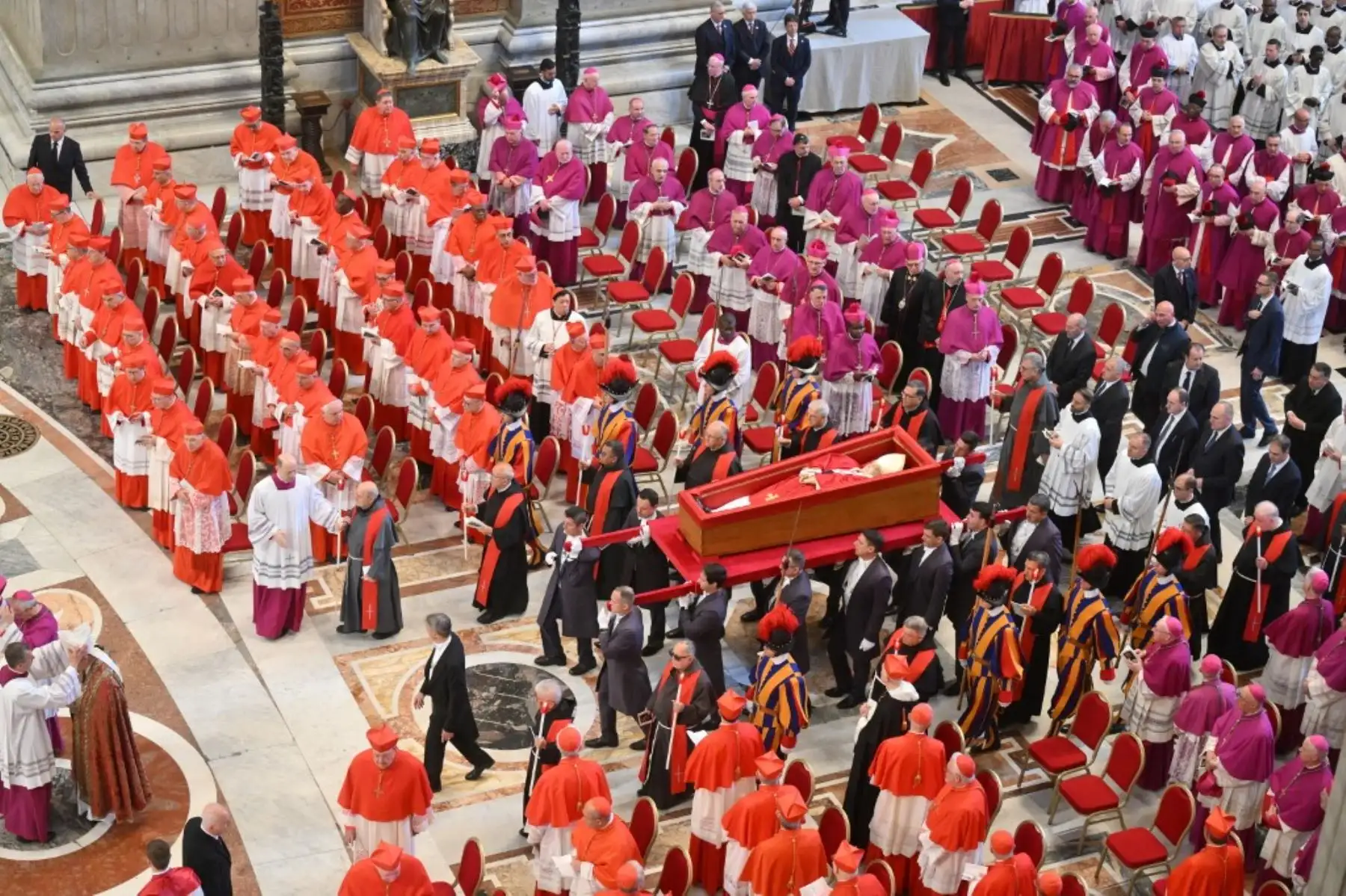 Los restos del papa Francisco, de 88 años, llegan a San Pedro para el último adiós de los fieles. Foto: AFP
