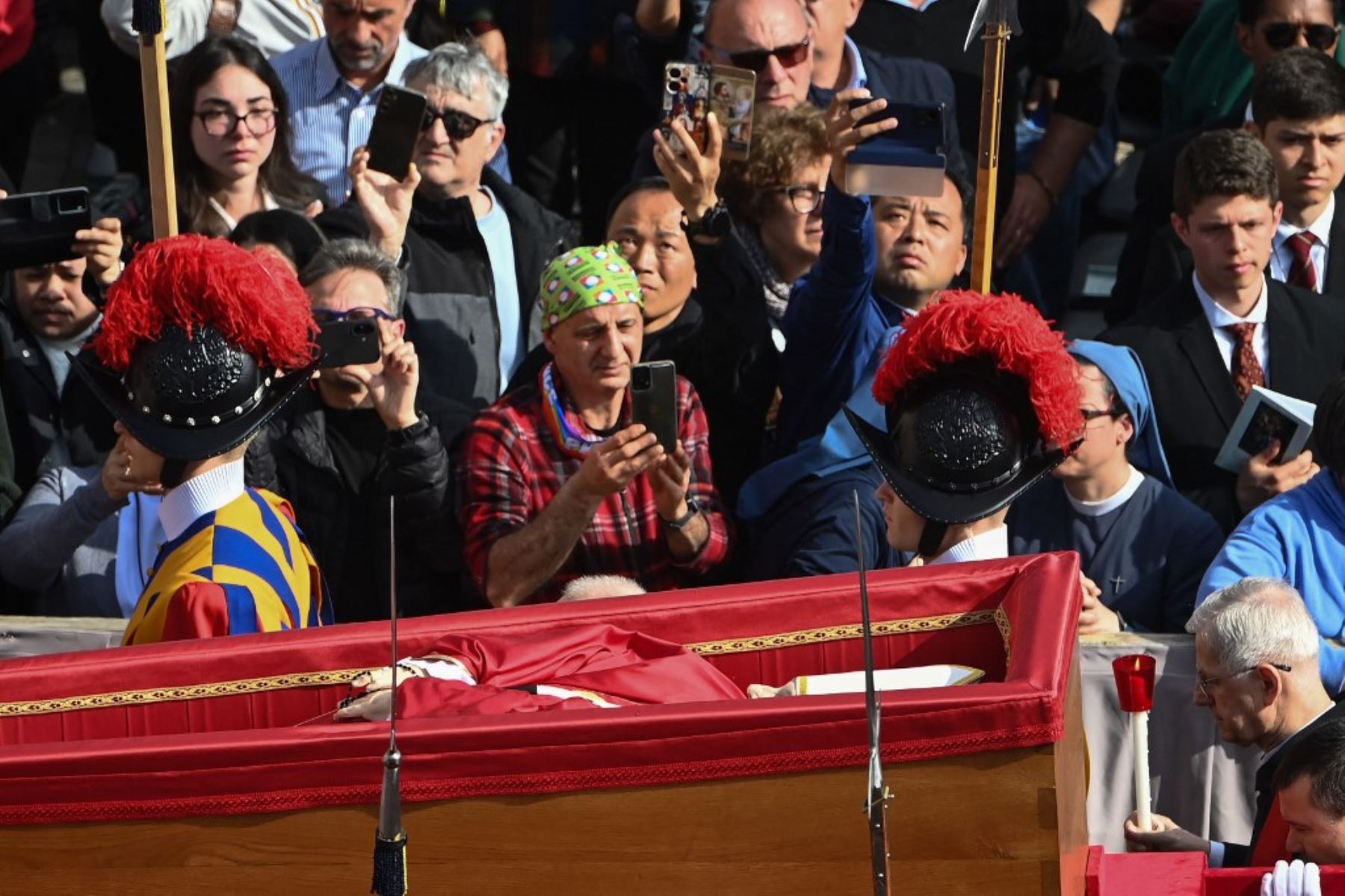 Los restos del papa Francisco, de 88 años, llegan a San Pedro para el último adiós de los fieles. Foto: AFP