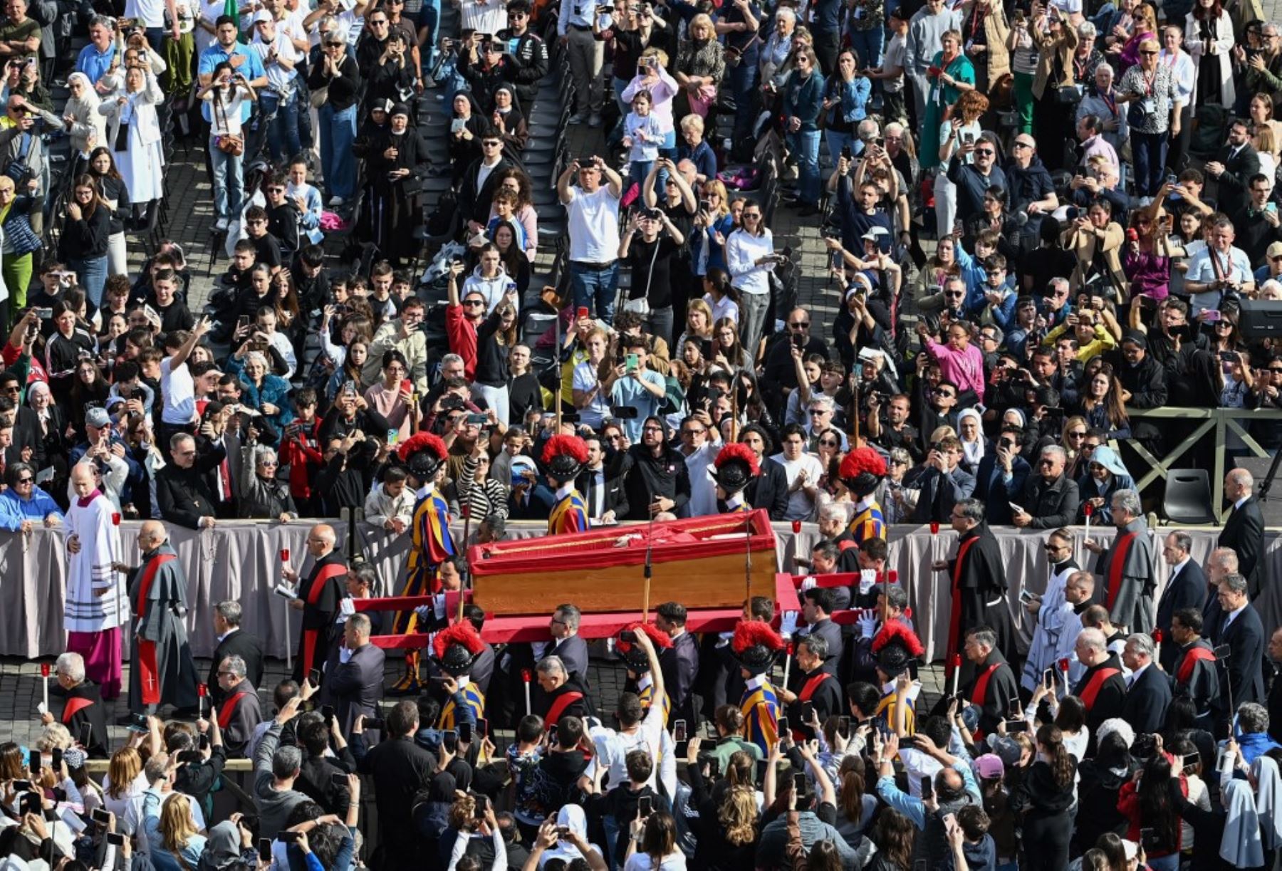 Los restos del papa Francisco, de 88 años, llegan a San Pedro para el último adiós de los fieles. Foto: AFP