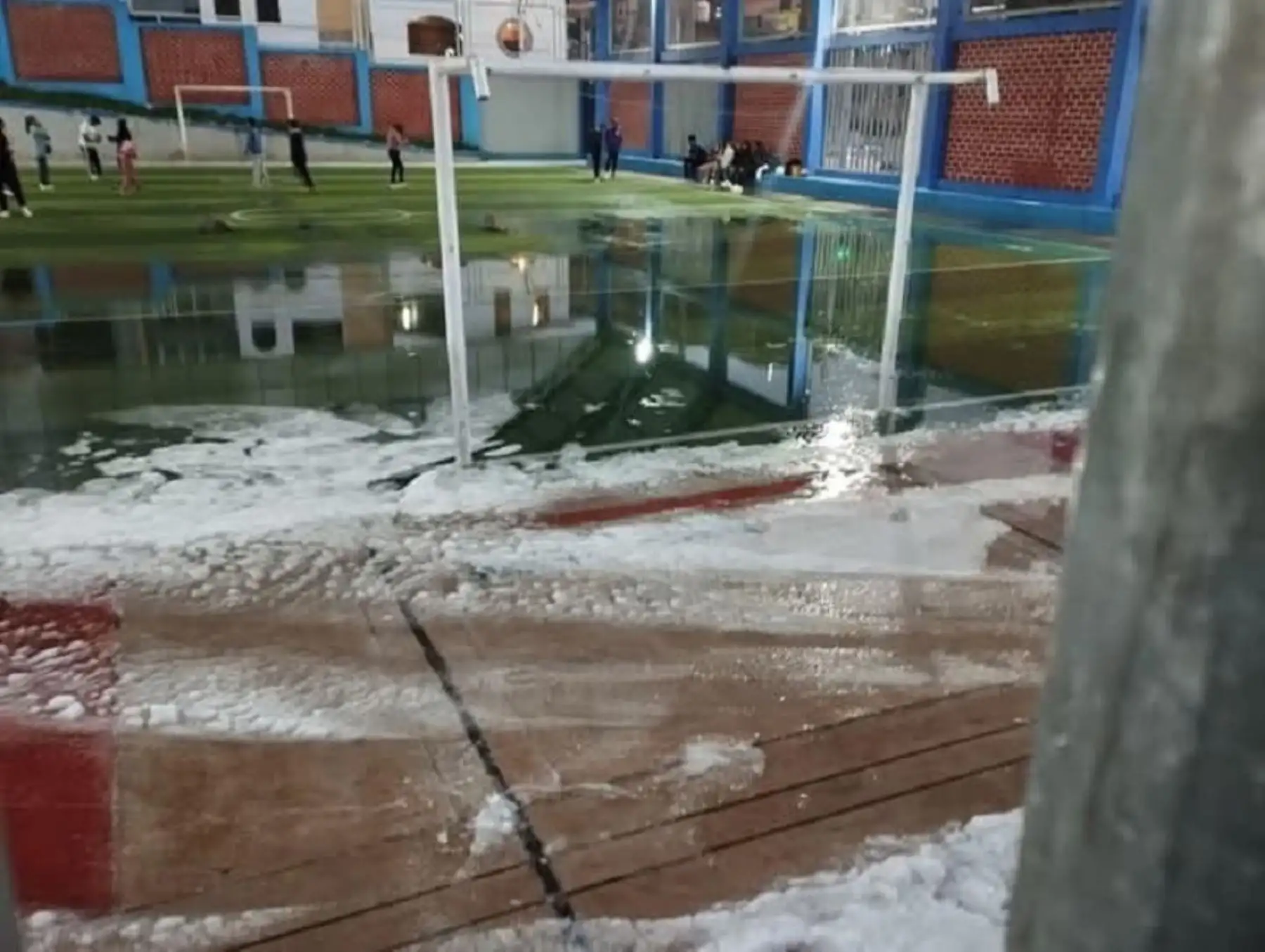 Una fuerte granizada afectó la ciudad de Puno el último fin de semana, inundando varios locales como un campo deportivo y un centro comercial. Foto: ANDINA/difusión.