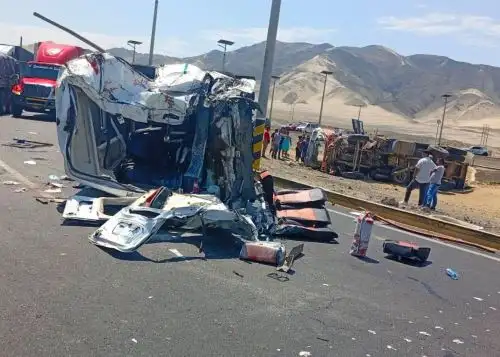 Una miniván de transporte interprovincial y un tráiler protagonizaron un violento choque en la Panamericana Norte, a la altura de Casma, en Áncash. El accidente dejó 2 muertos y 15 heridos. Foto: ANDINA/difusión.