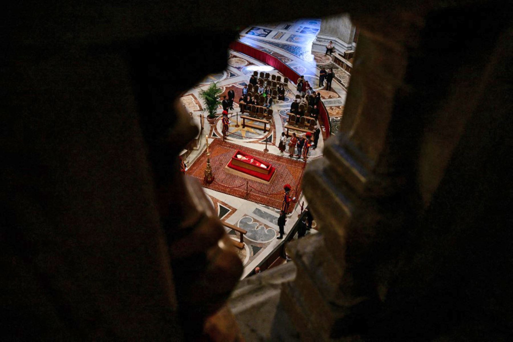 El cuerpo del Papa Francisco yace en la Basílica de San Pedro en el Vaticano. Foto: AFP