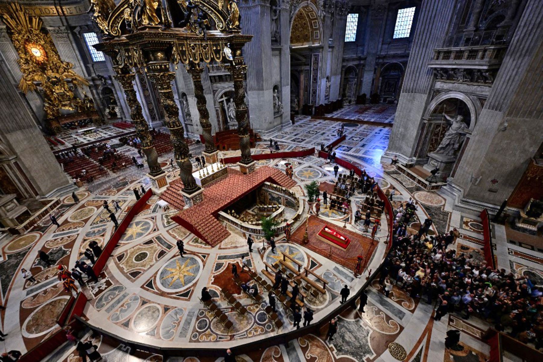 El cuerpo del Papa Francisco yace en la Basílica de San Pedro en el Vaticano. Foto: AFP