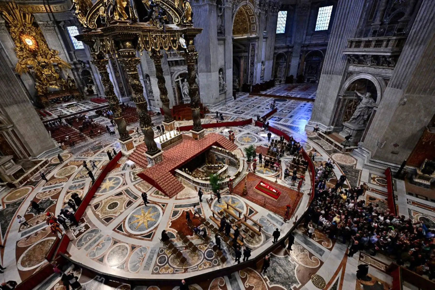 El cuerpo del Papa Francisco yace en la Basílica de San Pedro en el Vaticano. Foto: AFP