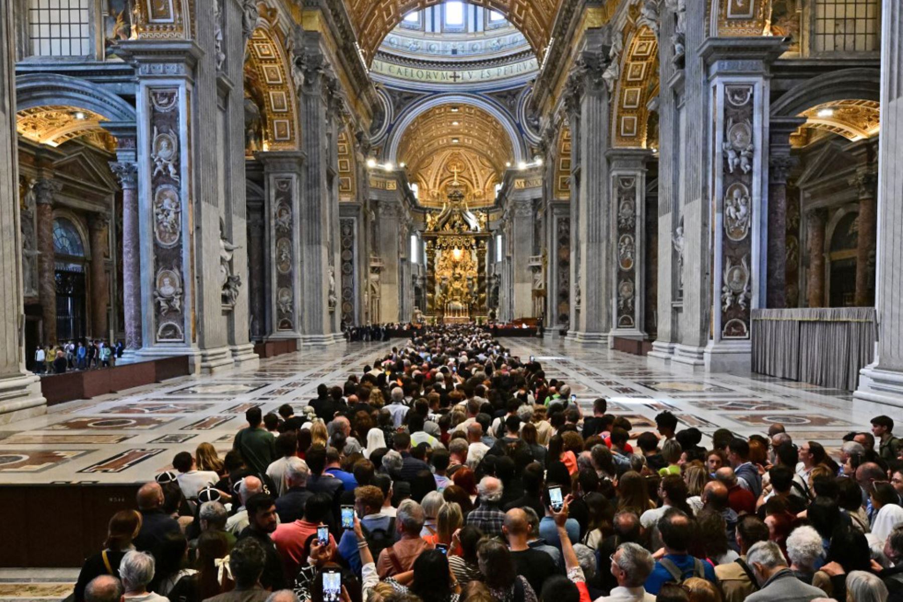 Miles de católicos asisten a la Basílica de San Pedro en el Vaticano. Foto: AFP