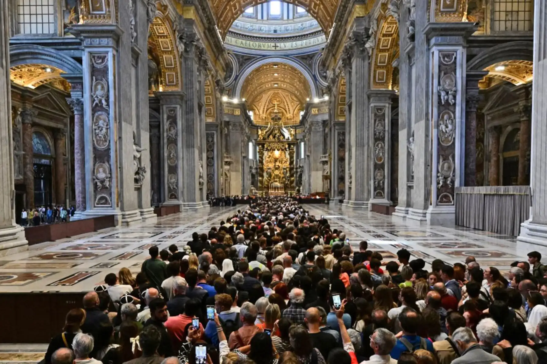 Miles de católicos asisten a la Basílica de San Pedro en el Vaticano. Foto: AFP
