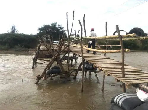 Pobladores del anexo La otra banda, ubicado en el distrito de Zaña, región Lambayeque, construyen en faena comunal un puente peatonal que reemplaza a otro que fue destruido por el río Zaña. ANDINA/Difusión