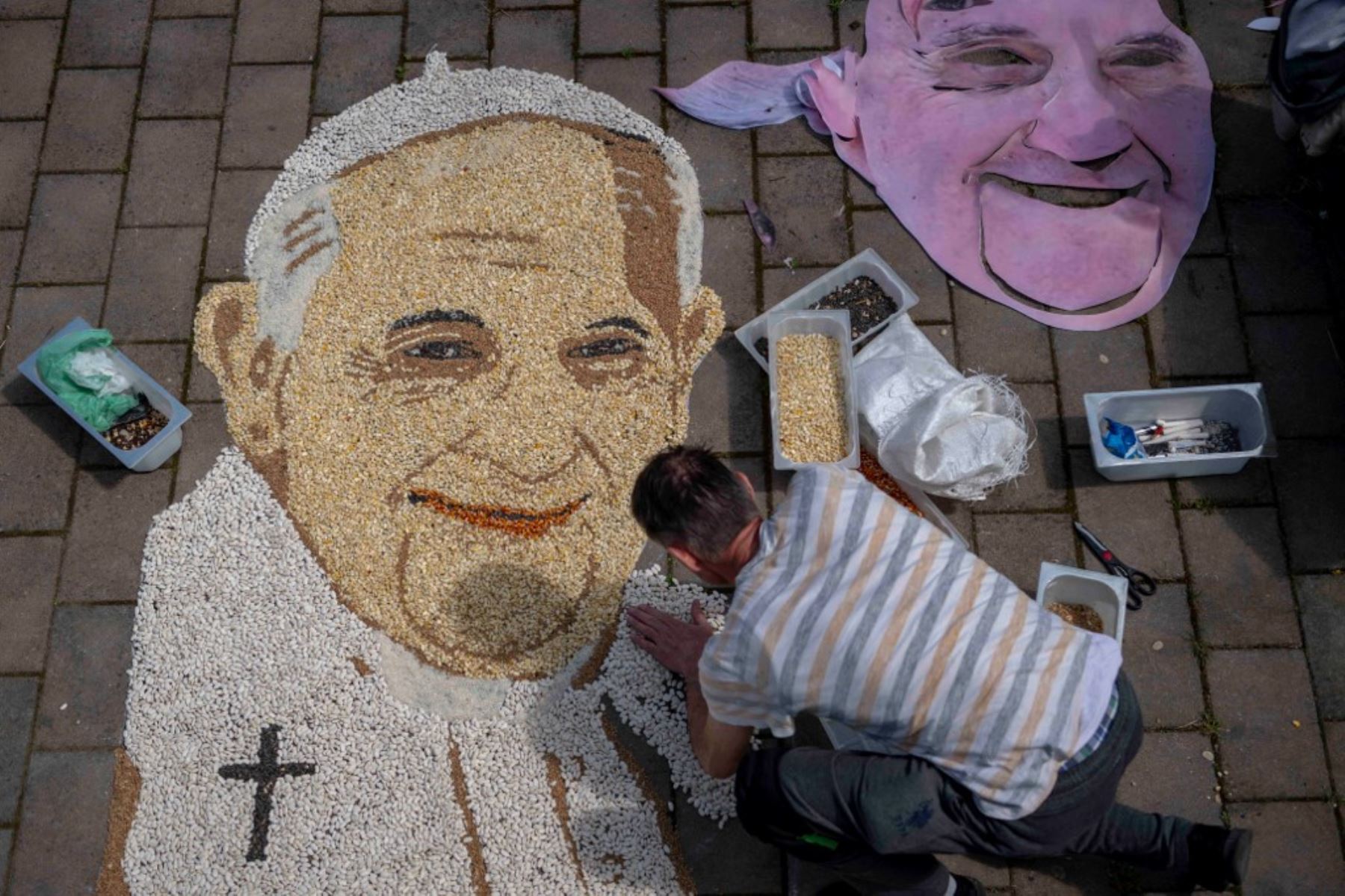 El artista kosovar Alkent Pozhegu trabaja en los toques finales de un retrato en mosaico de granos y semillas del difunto papa Francisco, en la ciudad de Gjakova el 23 de abril de 2025. El Papa Francisco fue un reformador que inspiró una amplia devoción de los católicos. Foto: AFP