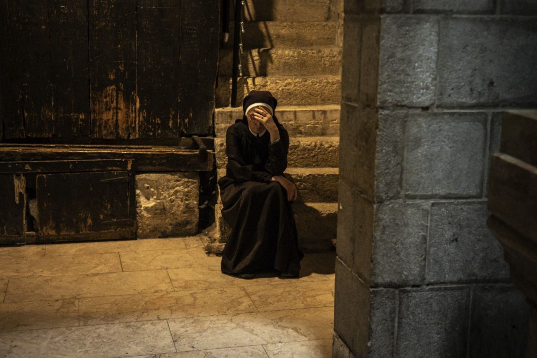 Una monja cristiana reacciona con pesar durante una misa en memoria del papa Francisco en la Iglesia del Santo Sepulcro en Jerusalén, el 23 de abril de 2025. Foto: AFP