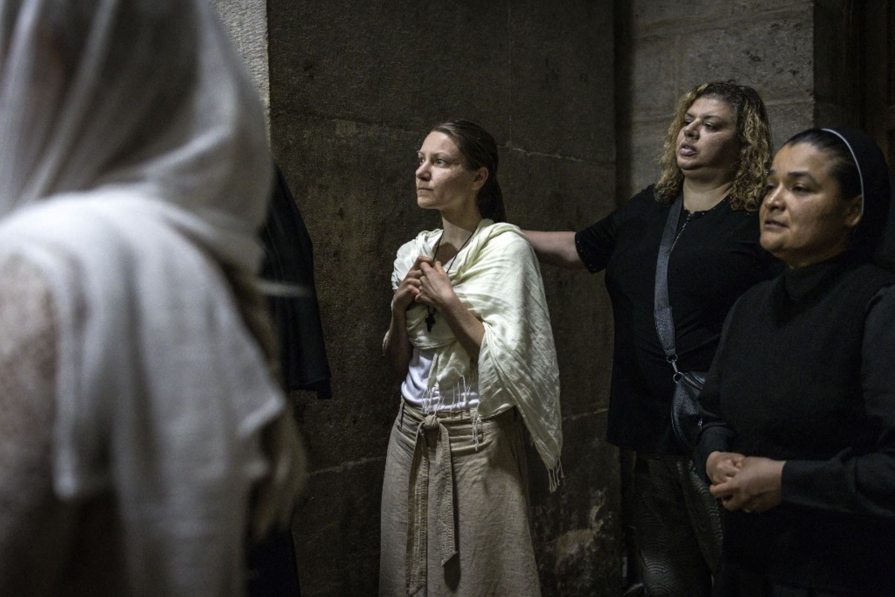Fieles cristianos asisten a una misa en memoria del papa Francisco en la Iglesia del Santo Sepulcro de Jerusalén, el 23 de abril de 2025. El arzobispo Pizzaballa elogió el apoyo del difunto pontífice a los palestinos de Gaza y su compromiso con la pequeña comunidad católica en el territorio palestino devastado por la guerra. Foto: AFP