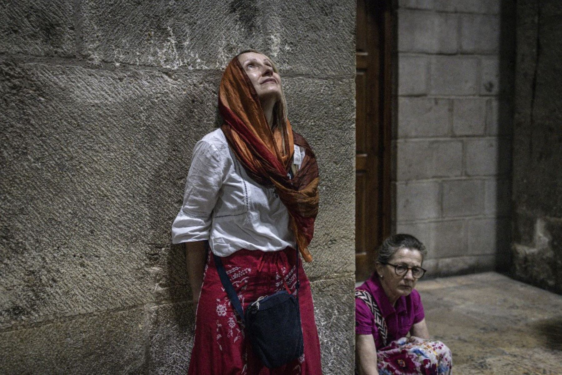 Fieles cristianos reaccionan con pesar durante la misa en memoria del papa Francisco en la Iglesia del Santo Sepulcro en Jerusalén, el 23 de abril de 2025. El arzobispo Pizzaballa elogió el apoyo del difunto pontífice a los palestinos de Gaza y su compromiso con la pequeña comunidad católica en el territorio palestino devastado por la guerra. Foto: AFP