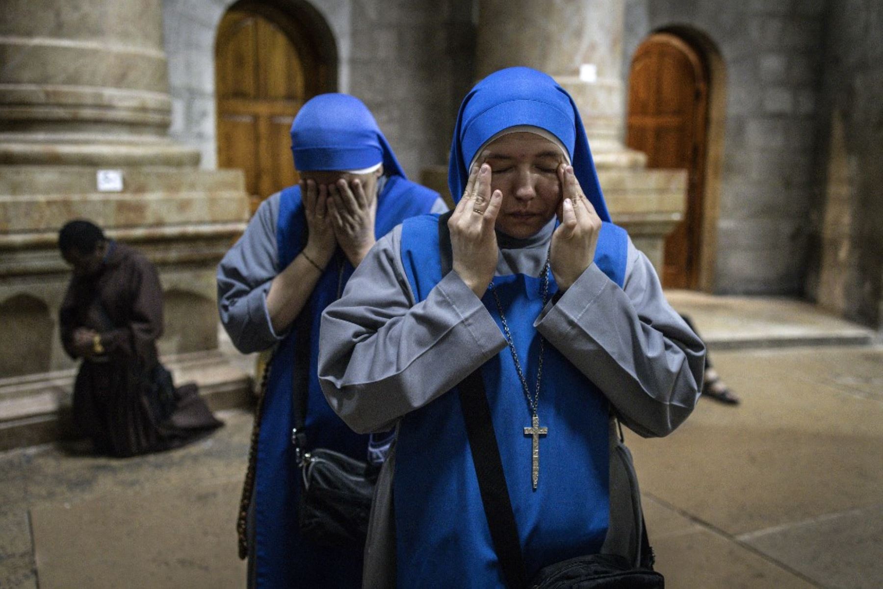 Monjas cristianas en una misa en memoria del Papa Francisco en la Iglesia del Santo Sepulcro en Jerusalén, el 23 de abril de 2025. El Papa Francisco, fallecido el 21 de abril a los 88 años, abogó por la paz y la "cercanía a los pobres... y a los desatendidos", declaró el arzobispo Pizzaballa. Foto: AFP