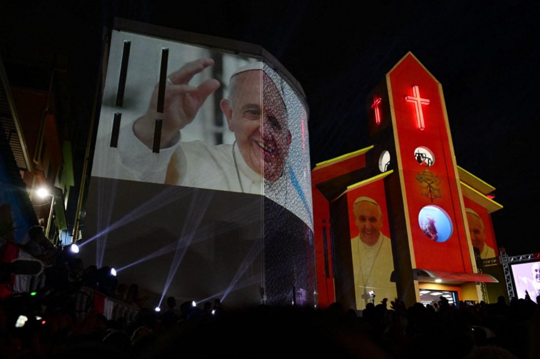 Un retrato del papa Francisco se proyecta en la Iglesia de San Jorge durante las celebraciones del Día de San Jorge en el barrio de Quintino de Río de Janeiro, Brasil, el 23 de abril de 2025. Foto: AFP