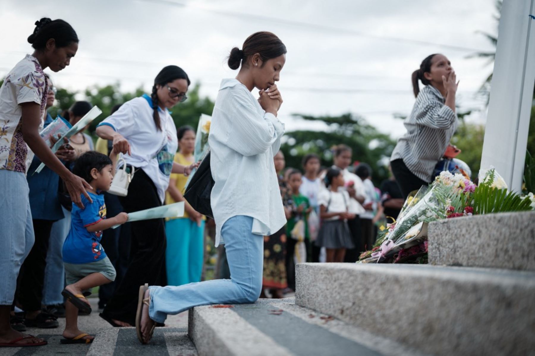 Católicos lloran la muerte del papa Francisco en Largo de Lecidere, donde se reúnen a los pies de la estatua de la Virgen María, en Dili, Timor Oriental, el 23 de abril de 2025, durante una semana de luto nacional. Foto: AFP