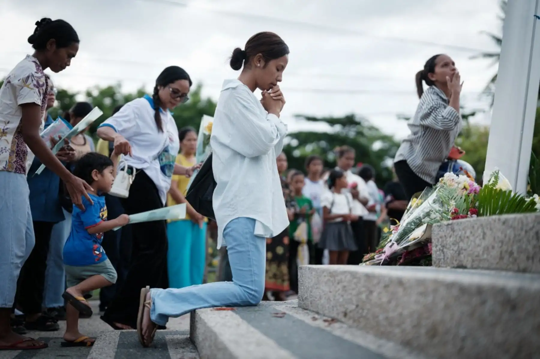 Católicos lloran la muerte del papa Francisco en Largo de Lecidere, donde se reúnen a los pies de la estatua de la Virgen María, en Dili, Timor Oriental, el 23 de abril de 2025, durante una semana de luto nacional. Foto: AFP