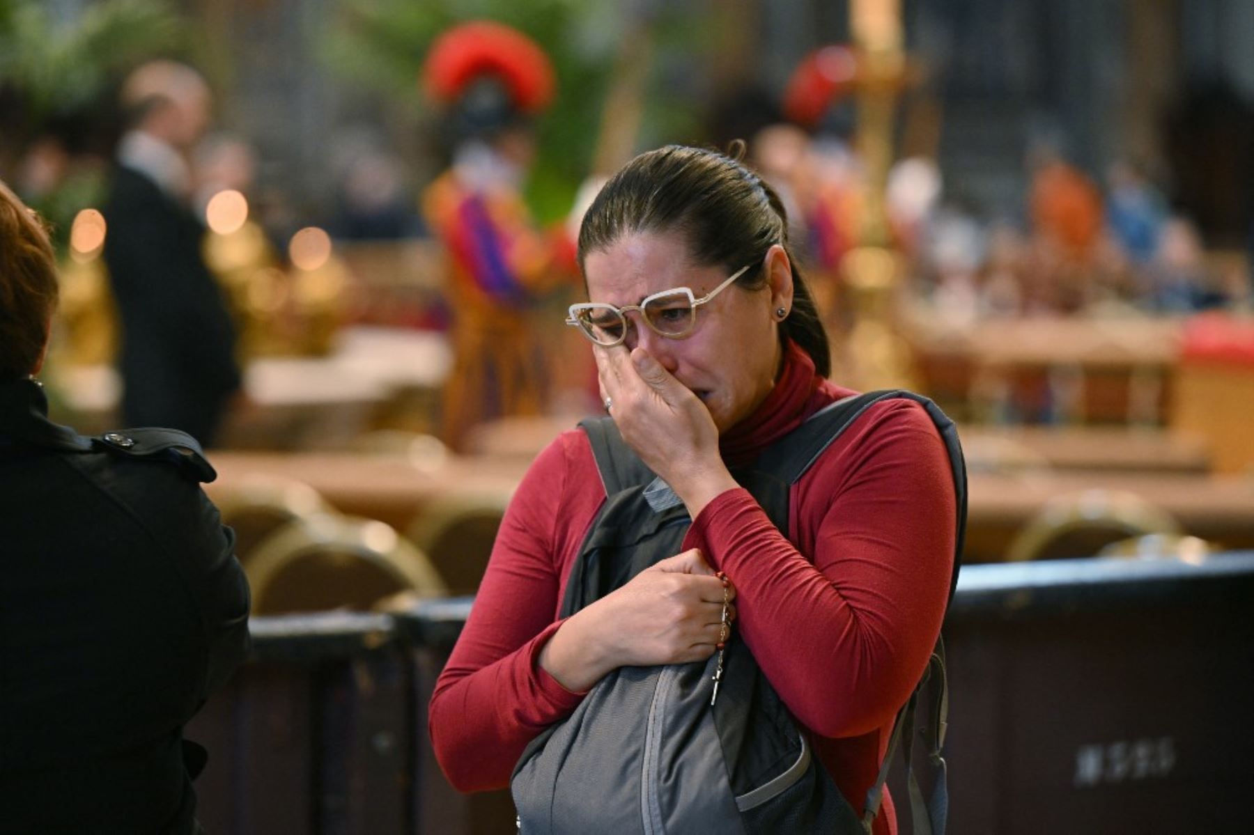 Una mujer con un rosario llora tras rendir homenaje al difunto papa Francisco en la Basílica de San Pedro del Vaticano, el 23 de abril de 2025. Decenas de miles de dolientes comenzaron a despedirse del papa Francisco en la Basílica de San Pedro el 23 de abril de 2025. Foto: AFP