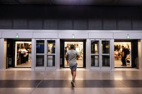 Las puertas del metro subterráneo se abren de forma sincronizada únicamente cuando el tren se detiene en la estación, lo que elimina prácticamente el riesgo de caídas o accidentes en la vía. Foto: ANDINA