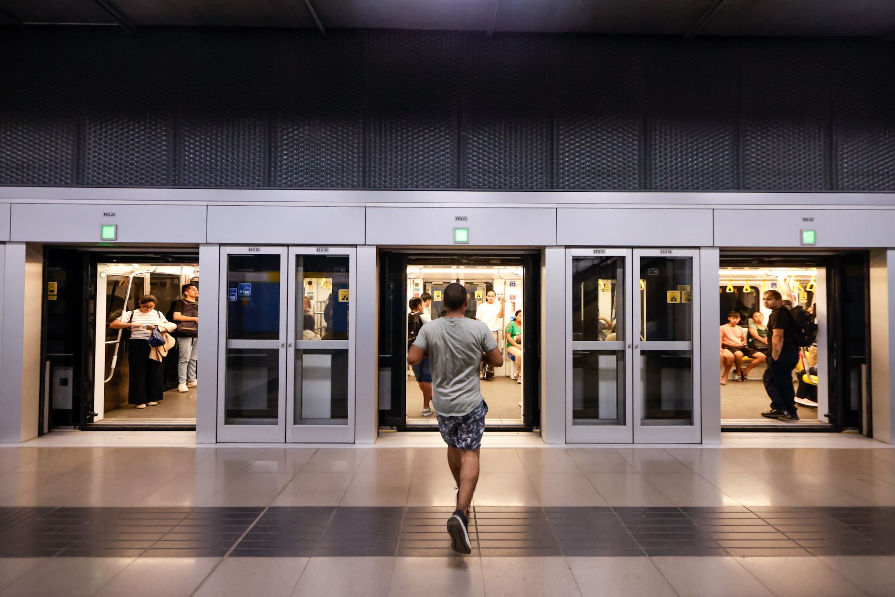 Las puertas del metro subterráneo se abren de forma sincronizada únicamente cuando el tren se detiene en la estación, lo que elimina prácticamente el riesgo de caídas o accidentes en la vía. Foto: ANDINA