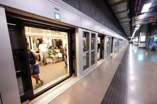 El Concesionario Metro de Lima Línea 2 presentó los sistemas de seguridad del primer metro subterráneo del país, con el objetivo de informar y prevenir accidentes. La actividad destacó las medidas implementadas para garantizar un viaje seguro y eficiente, promoviendo el uso responsable del servicio de transporte entre los usuarios. Foto: ANDINA/Luis Iparraguirre