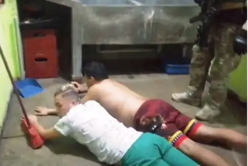 Efectivos de la División Policial Este desarticularon un centro de operaciones vinculado al tráfico ilícito de drogas y la prostitución clandestina. Foto: captura TV.