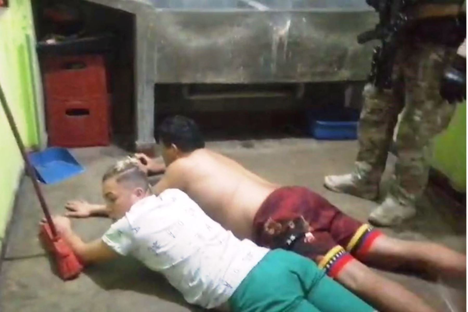 Efectivos de la División Policial Este desarticularon un centro de operaciones vinculado al tráfico ilícito de drogas y la prostitución clandestina. Foto: captura TV.