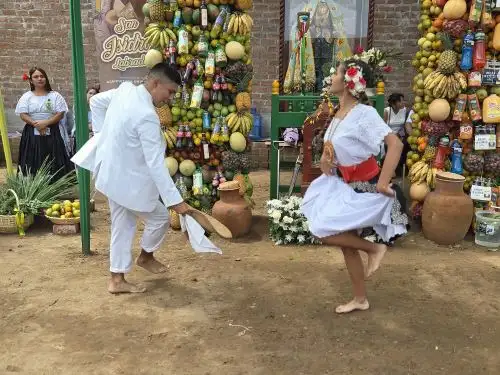 La Marinera postulará para ser reconocida por la Unesco como Patrimonio Inmaterial de la Humanidad. El Ministerio de Cultura inició el proceso de elaboración del expediente técnico para la postulación de "Las formas coreográficas y musicales de la Marinera", se informó. ANDINA/Difusión