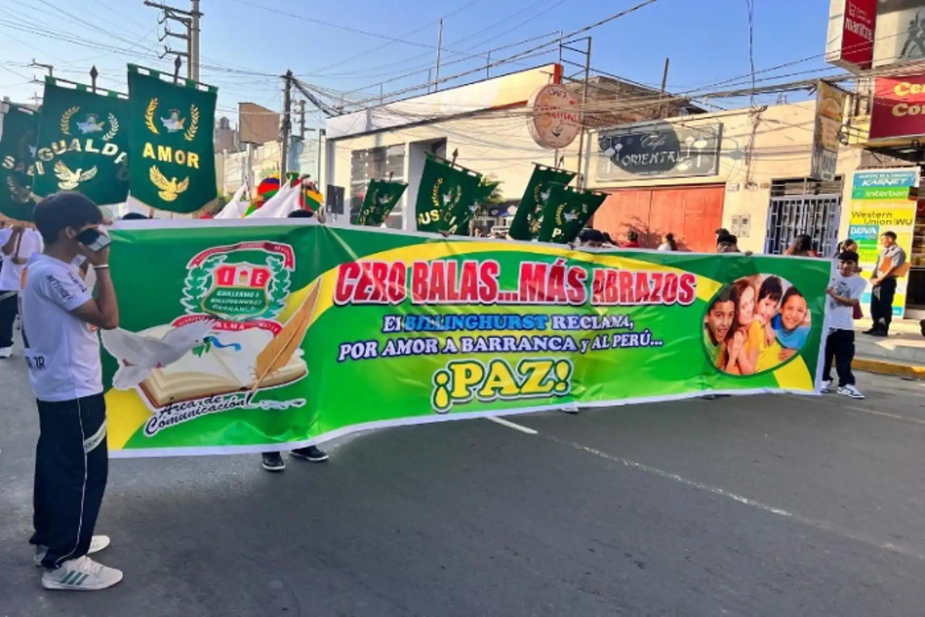 Una cadena de gallardetes con mensajes como Unión, Paz, Amor, Amistad, Lealtad y otros valores, encabezaron la movilización.