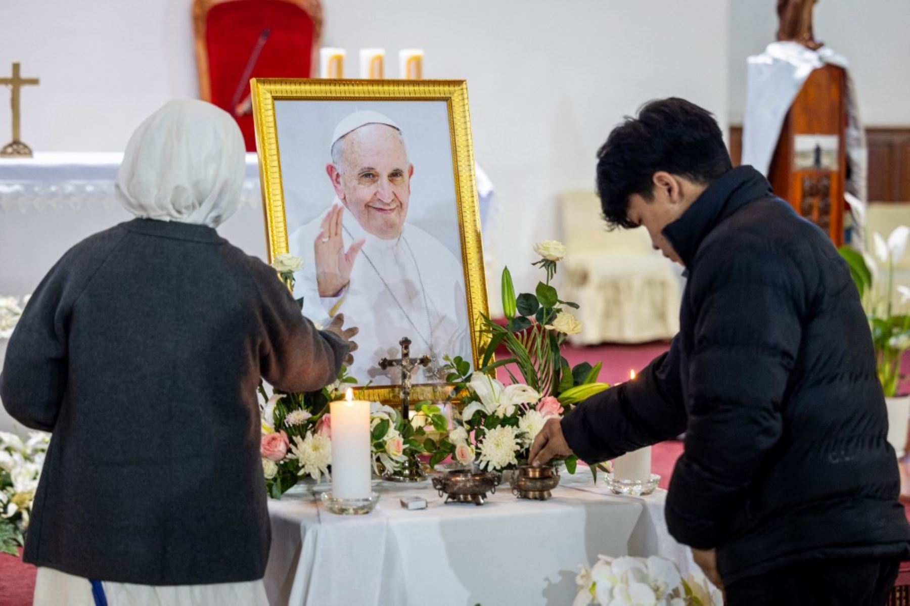La gente asiste a una misa conmemorativa en homenaje al difunto Papa Francisco en la Catedral de San Pedro y San Pablo en Ulán Bator, capital de Mongolia. Foto: AFP