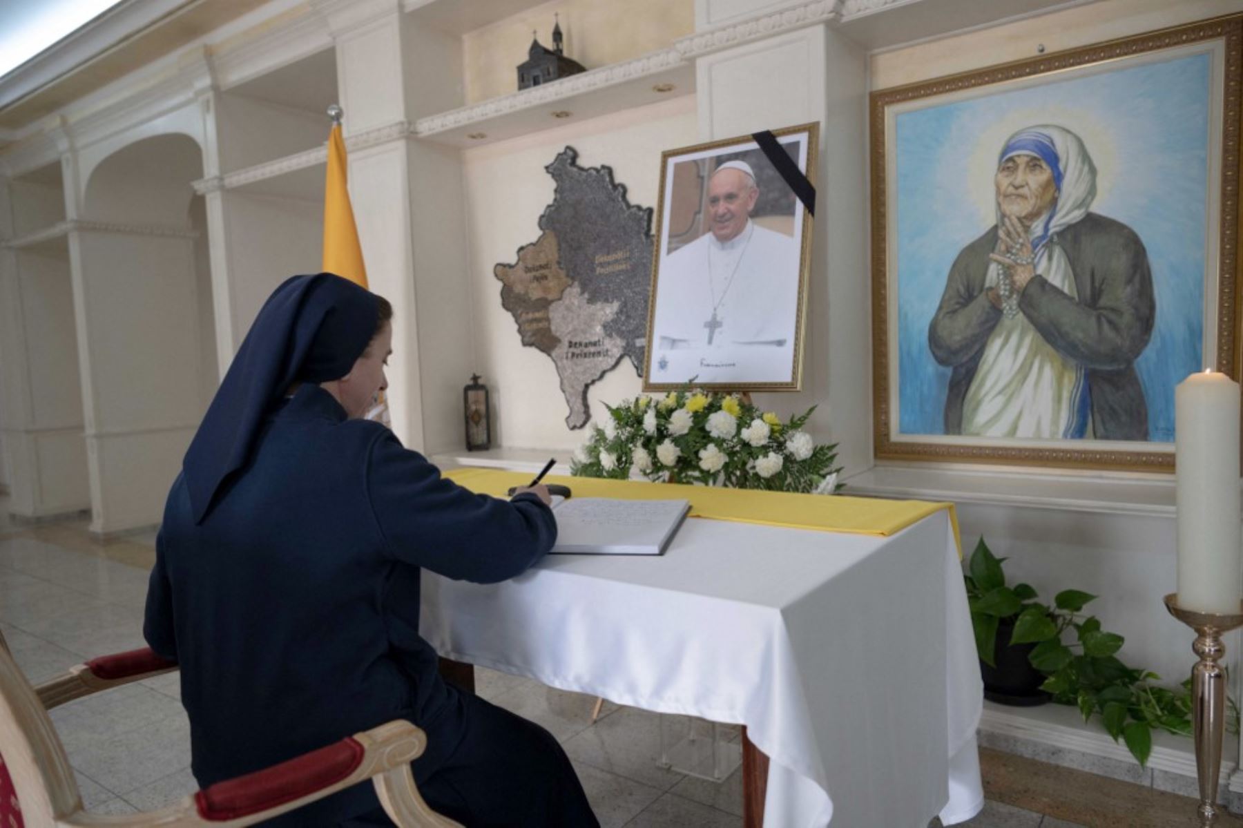 Una monja católica firma el libro de condolencias junto a un retrato del difunto papa Francisco, exhibido en la Catedral de Santa Madre Teresa en Pristina. Foto: AFP