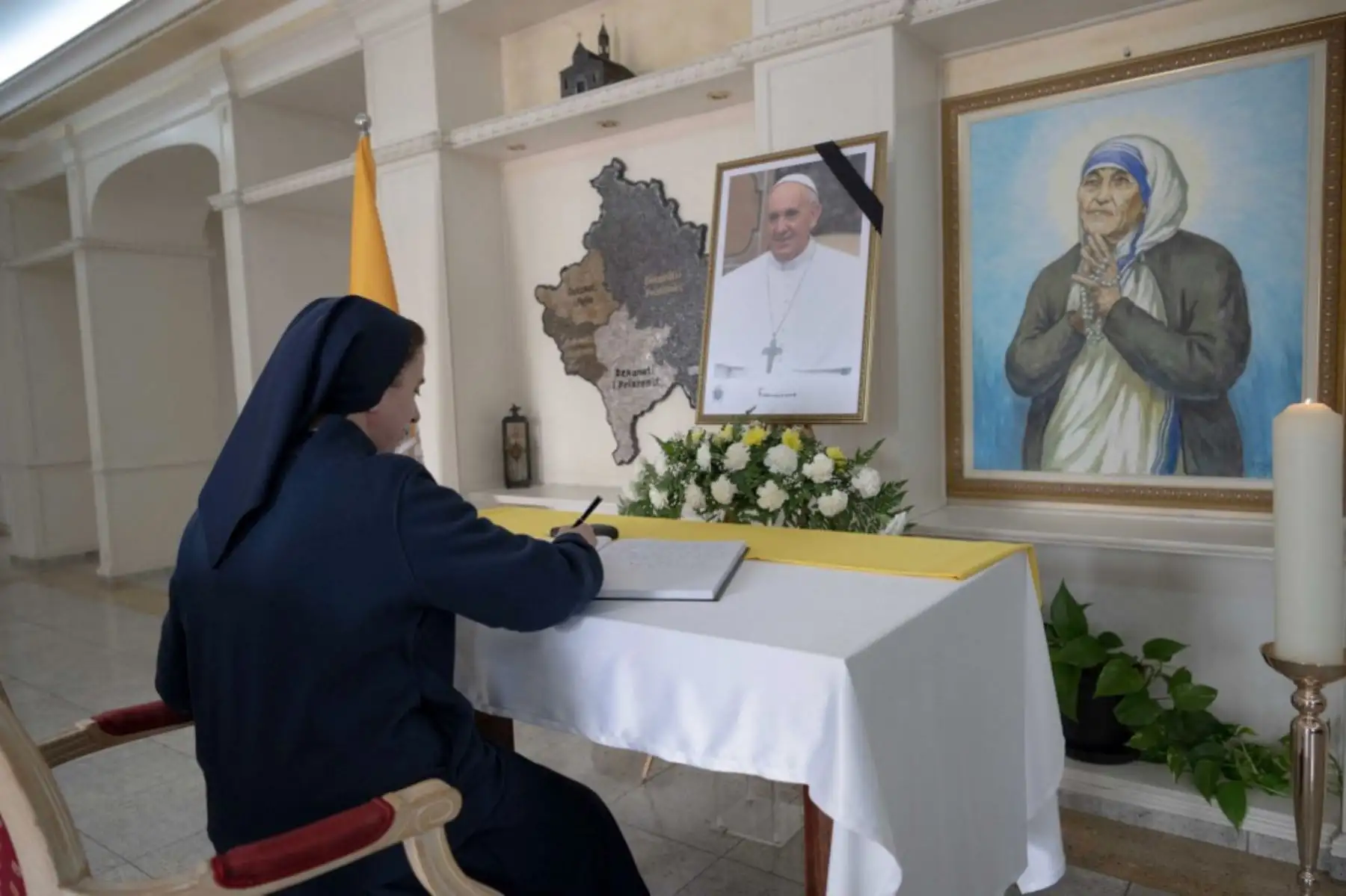 Una monja católica firma el libro de condolencias junto a un retrato del difunto papa Francisco, exhibido en la Catedral de Santa Madre Teresa en Pristina. Foto: AFP