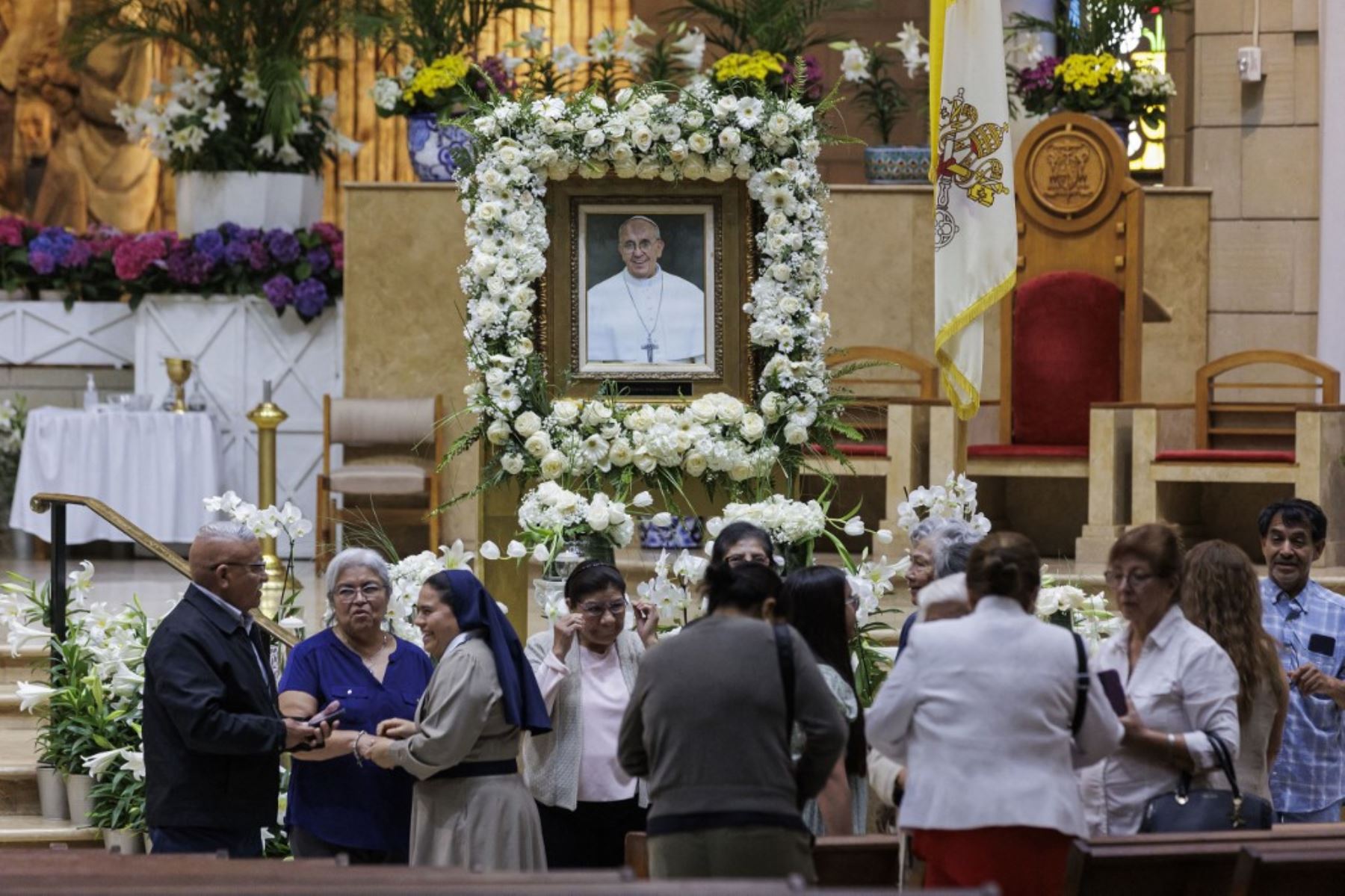 Feligreses rezan y fotografían un retrato del difunto papa Francisco tras la Misa de Sufragio Pontificio celebrada en la Basílica de Nuestra Señora de San Juan del Valle en Texas. Foto: AFP