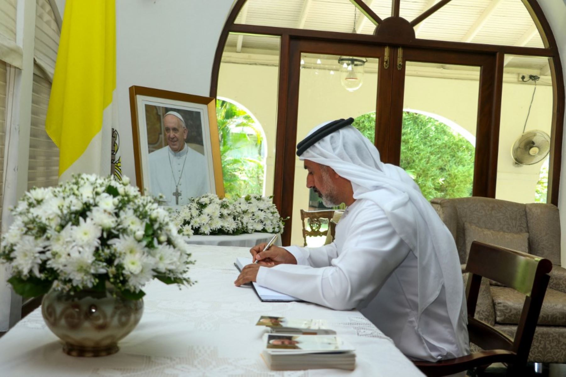 El embajador de los Emiratos Árabes Unidos, Khaled Nasser AlAmeri, firma un libro de condolencias tras la muerte del Papa Francisco, en la Nunciatura Apostólica en Sri Lanka. Foto: AFP