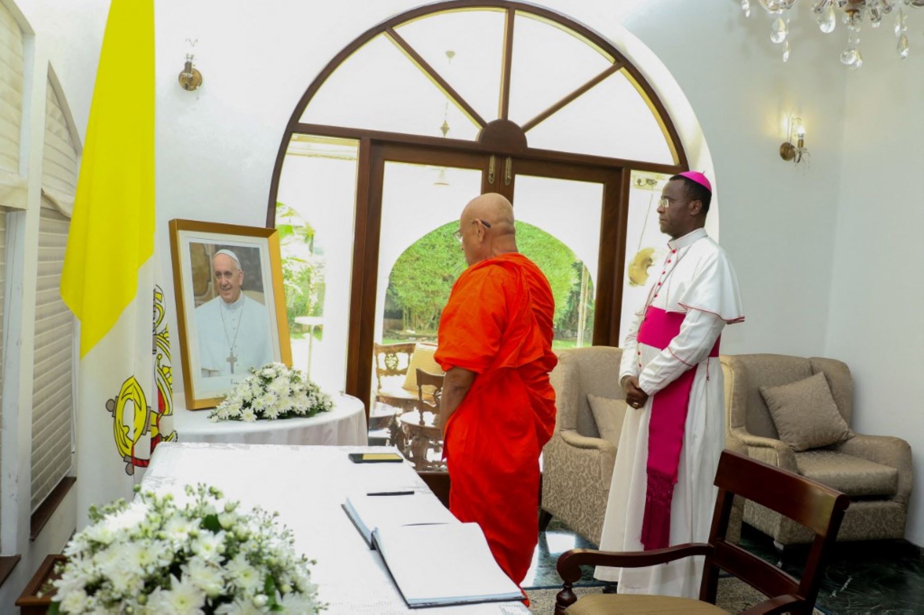 El monje budista Banagala Upatissa, llega para firmar un libro de condolencias tras la muerte del Papa Francisco, mientras el arzobispo del Vaticano, Brian Udaigwe, lo espera en la Nunciatura Apostólica en Sri Lanka. Foto: AFP